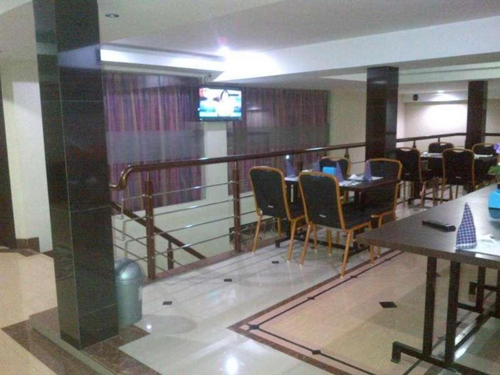 Erin Int Hotel Makassar Exterior photo